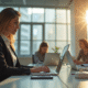 Bureau moderne avec femme en affaires utilisant un ordinateur
