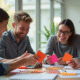 Employes heureux échangeant des cartes Kadeos Infini dans un bureau lumineux